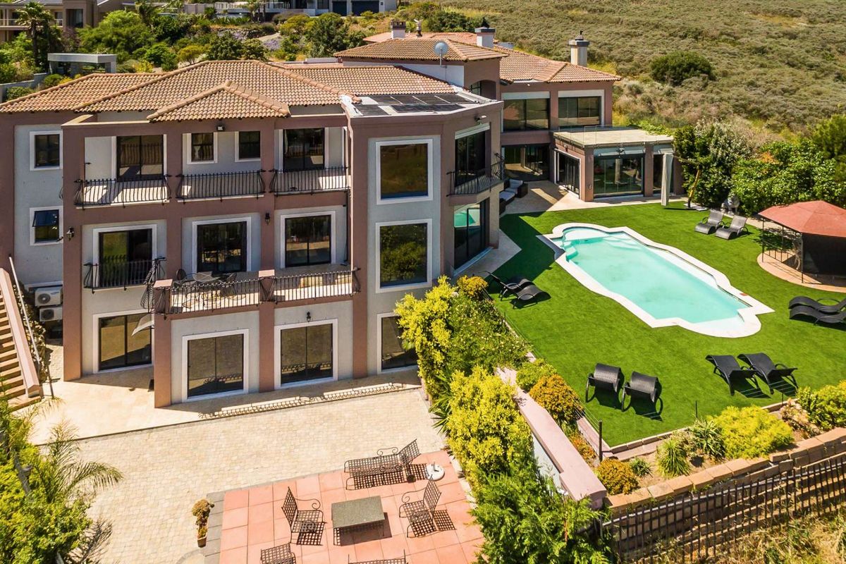 Spectacular Tuscan Villa with 13 Bedrooms and Private Apartments Overlooking Tygerberg Nature Reserve - Photo 2