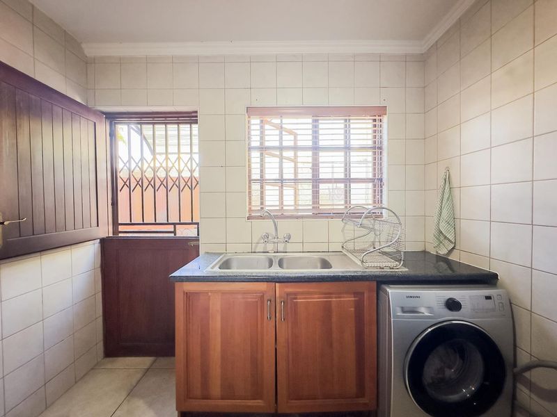 Elegant 3-Bedroom Duplex with an Enclosed Patio - Photo 9