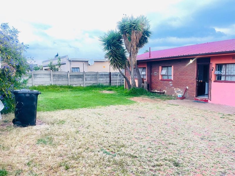 MAKE THIS HOME YOUR HOME WITH 3 OUTSIDE ROOMS. - Photo 3