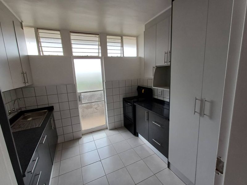 Spacious 2 Bed 2 Bath Unit in Roodepoort - Photo 4