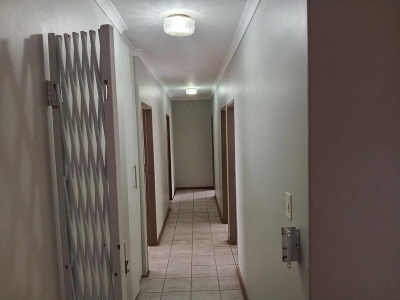 Spacious 4-Bedroom Family Home with Pool, Study & Entertainment Area - Photo 9