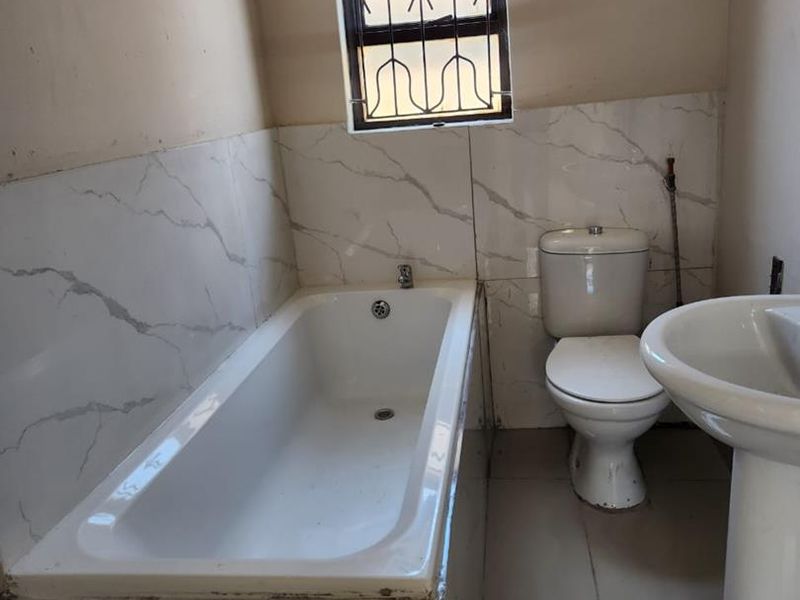 Charming Three-Bedroom Home for Rent in Ilitha Park, Khayelitsha - Photo 5