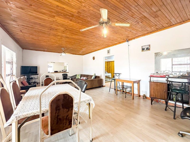 Spacious Family Home with a Separate Flatlet - Photo 6