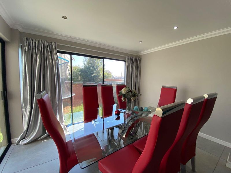 Spacious 3-Bedroom, 2-Bathroom Home with Double Garage and Private Garden - Photo 4