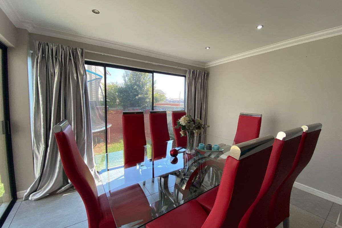 Spacious 3-Bedroom, 2-Bathroom Home with Double Garage and Private Garden - Photo 4