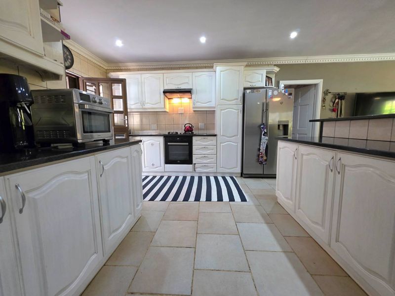 Prime Position 4 Bedroom Winston Park Home - Photo 9