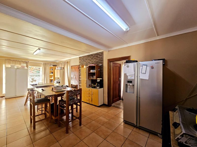 "Discover Comfort: 4 Beds, Pool, Braai, & More!" - Photo 3