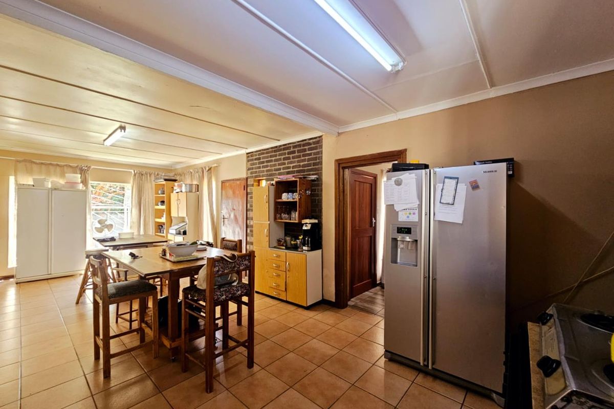 "Discover Comfort: 4 Beds, Pool, Braai, & More!" - Photo 3
