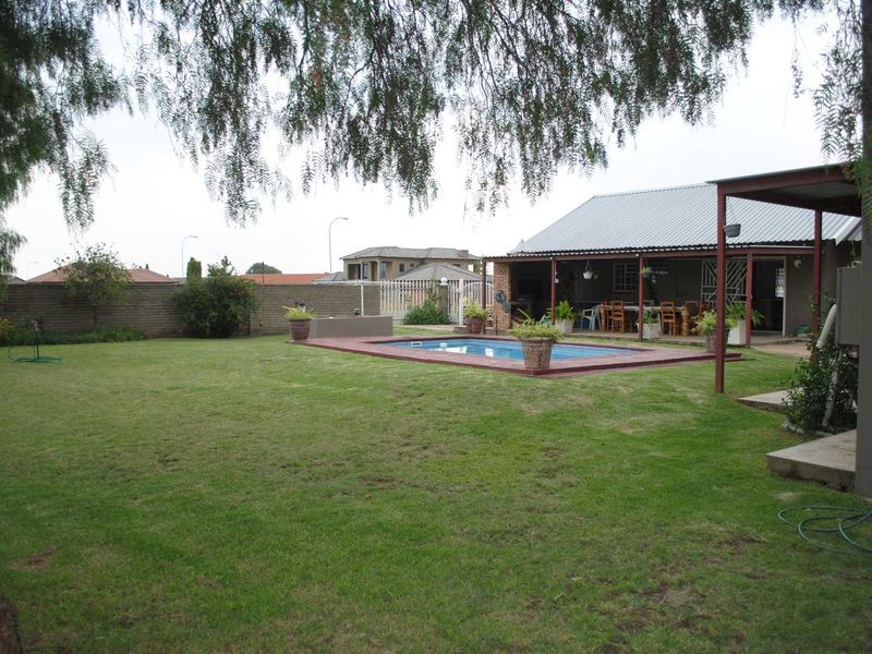 Lovely Family Home Spacious yard with pool fully Backup Generator and  6.7kva battery system - Photo 4