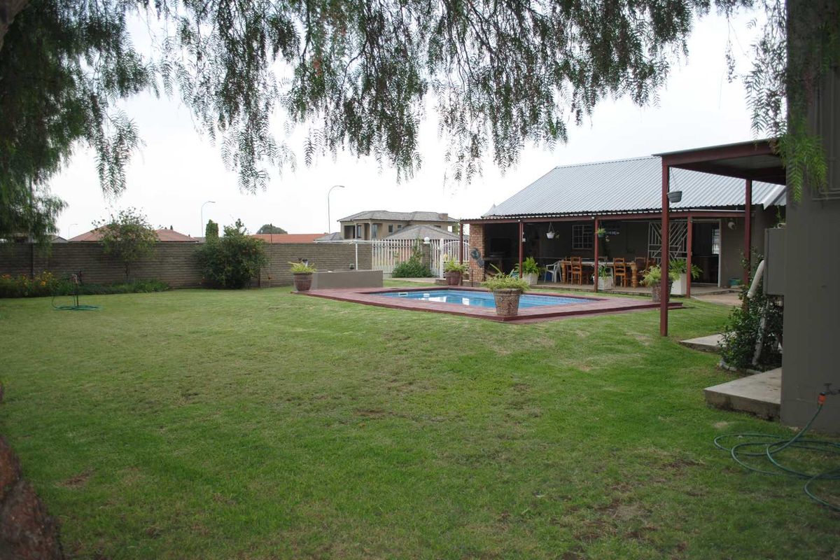 Lovely Family Home Spacious yard with pool fully Backup Generator and  6.7kva battery system - Photo 4