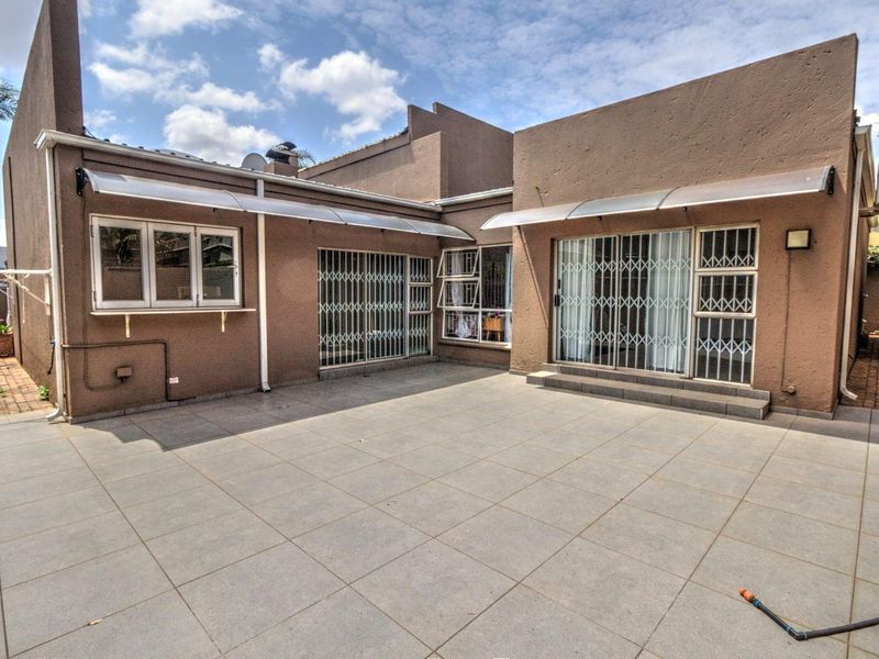 Luxury Family Living in Secure Glen Marais Estate - Photo 2