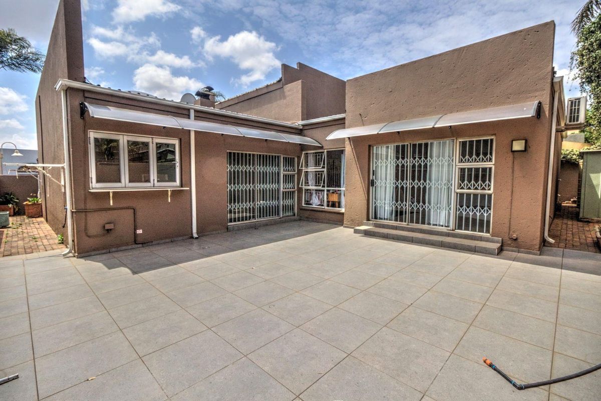 Luxury Family Living in Secure Glen Marais Estate - Photo 2