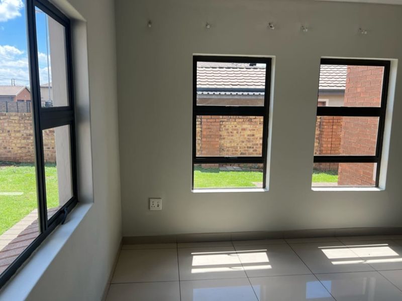 3 Bedroom House For Sale - Photo 4