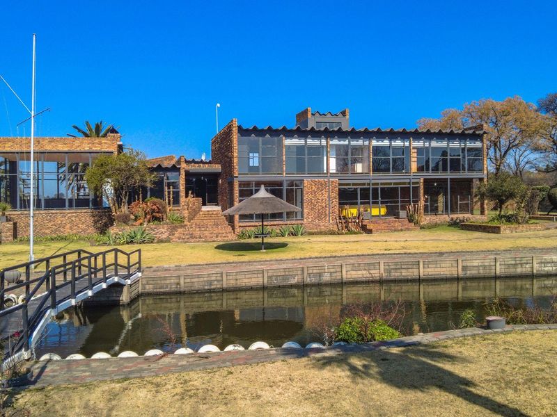 Magnificent 8.5 Hectare Riverfront Estate with Two Homes on the Vaal River – Marlbank - Photo 3