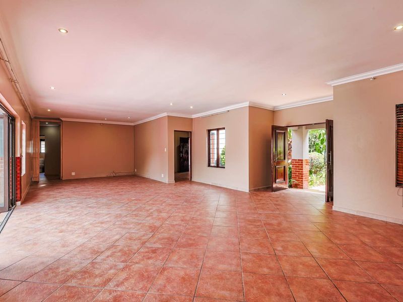 Spacious 4 Bedroom Family Home in Prestigious Security Estate - Photo 5