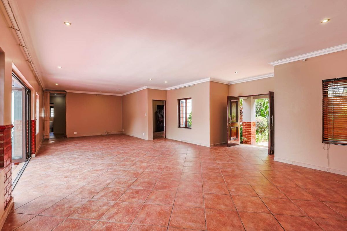 Spacious 4 Bedroom Family Home in Prestigious Security Estate - Photo 5