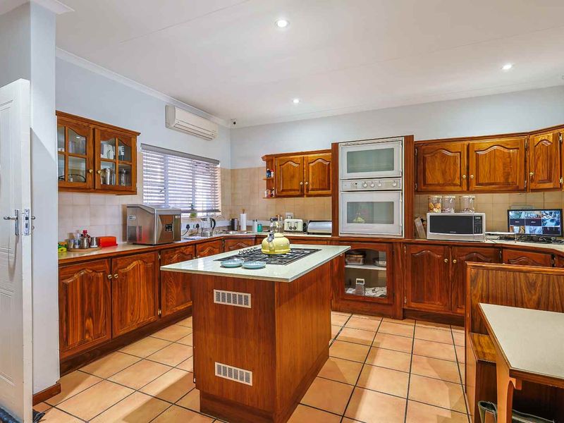 Hilltop Elegance with Unrivalled Views – A Home Where Memories Begin - Photo 10