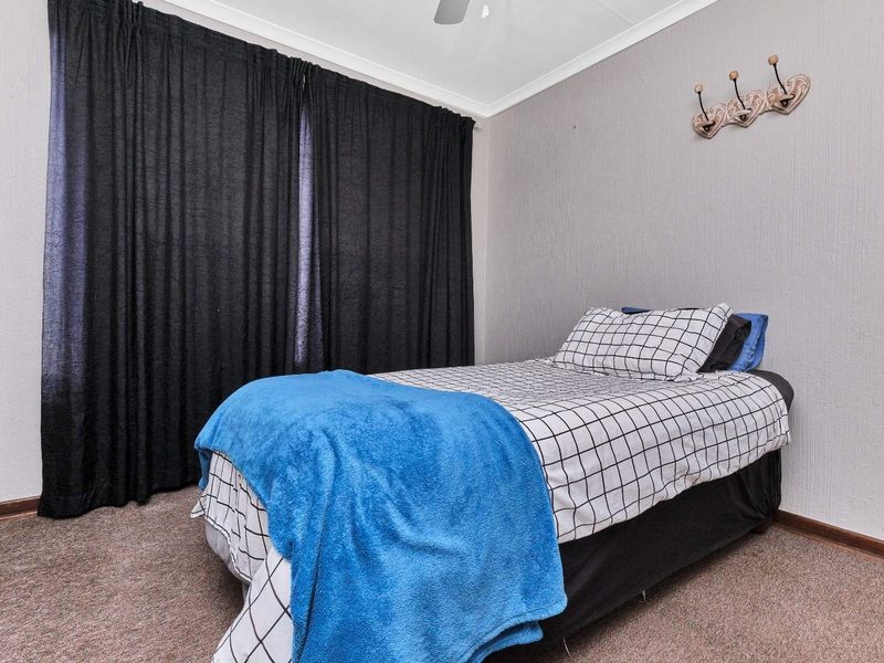 Charming Two-Bedroom Upstairs Townhouse with Scenic Balcony. - Photo 10