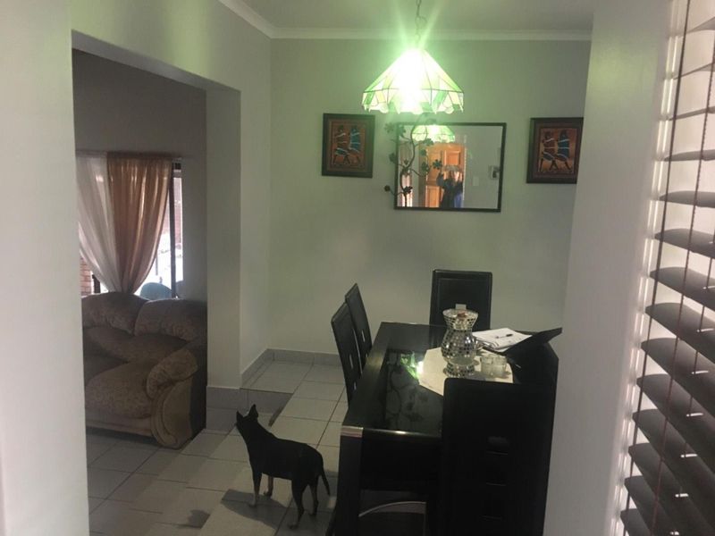 2 Seperate flats and a House on corner stand with two entrances. - Photo 4