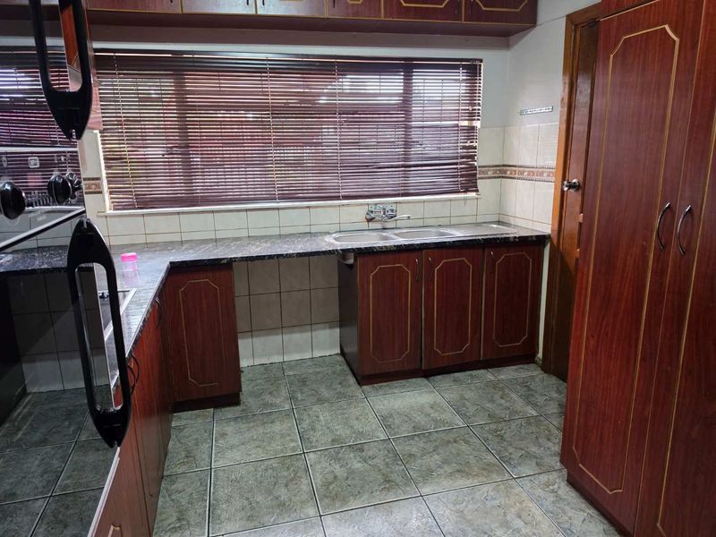 Family home with flatlet in Rhodesdene - Photo 8
