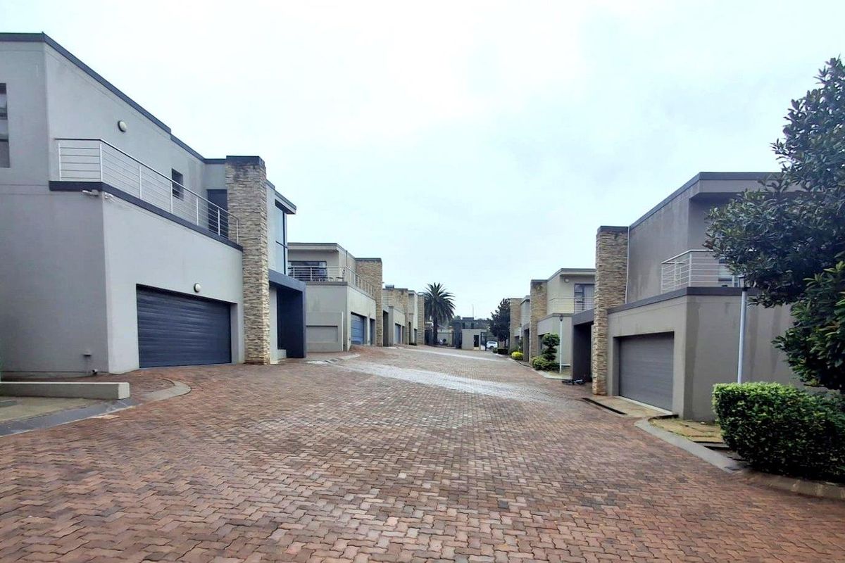 Timeless Luxury in an Exclusive Kloof Road Estate - Photo 2