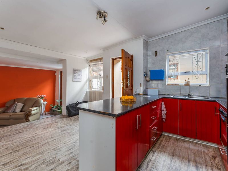 The Perfect Blend of Style and Comfort Today - Photo 3