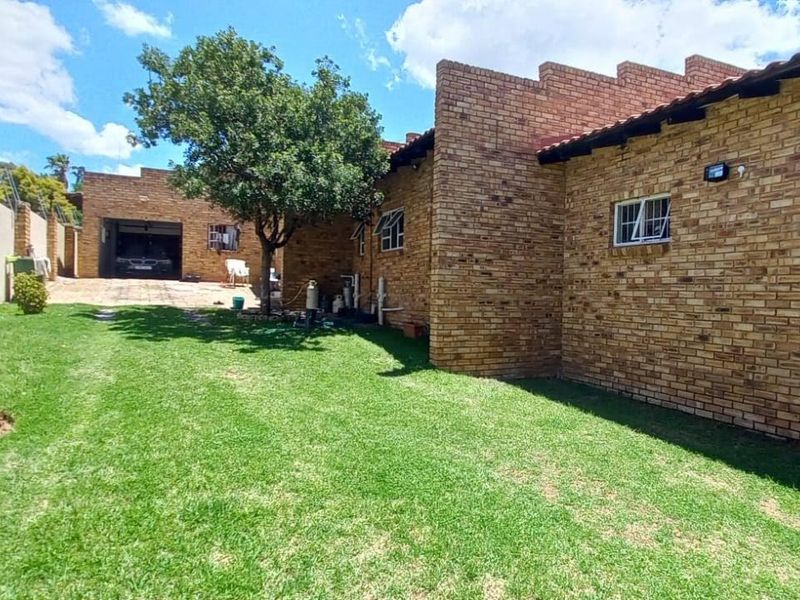 4 Bedroom/2 Bathroom Family Home with pool - Photo 5
