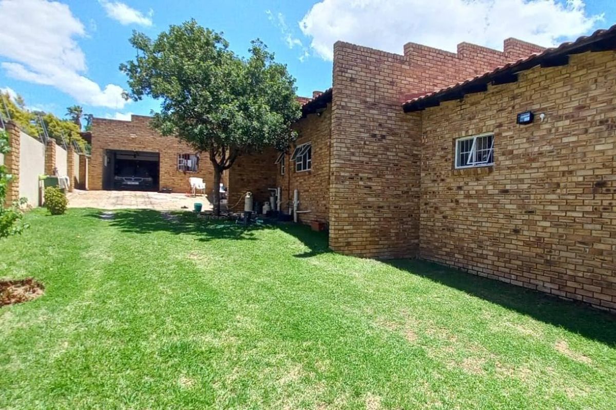 4 Bedroom/2 Bathroom Family Home with pool - Photo 5