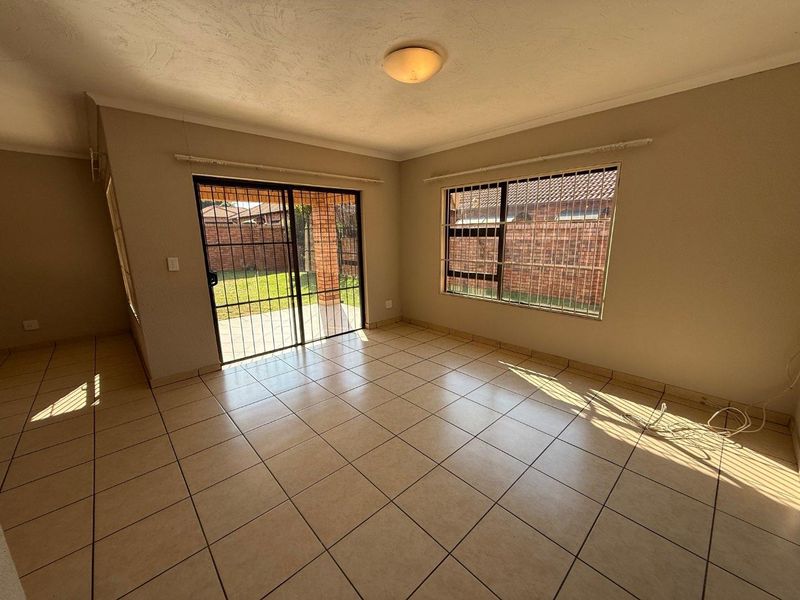Perfect Lock-Up-and-Go Living in a Beautiful 3-Bedroom Simplex - Photo 6