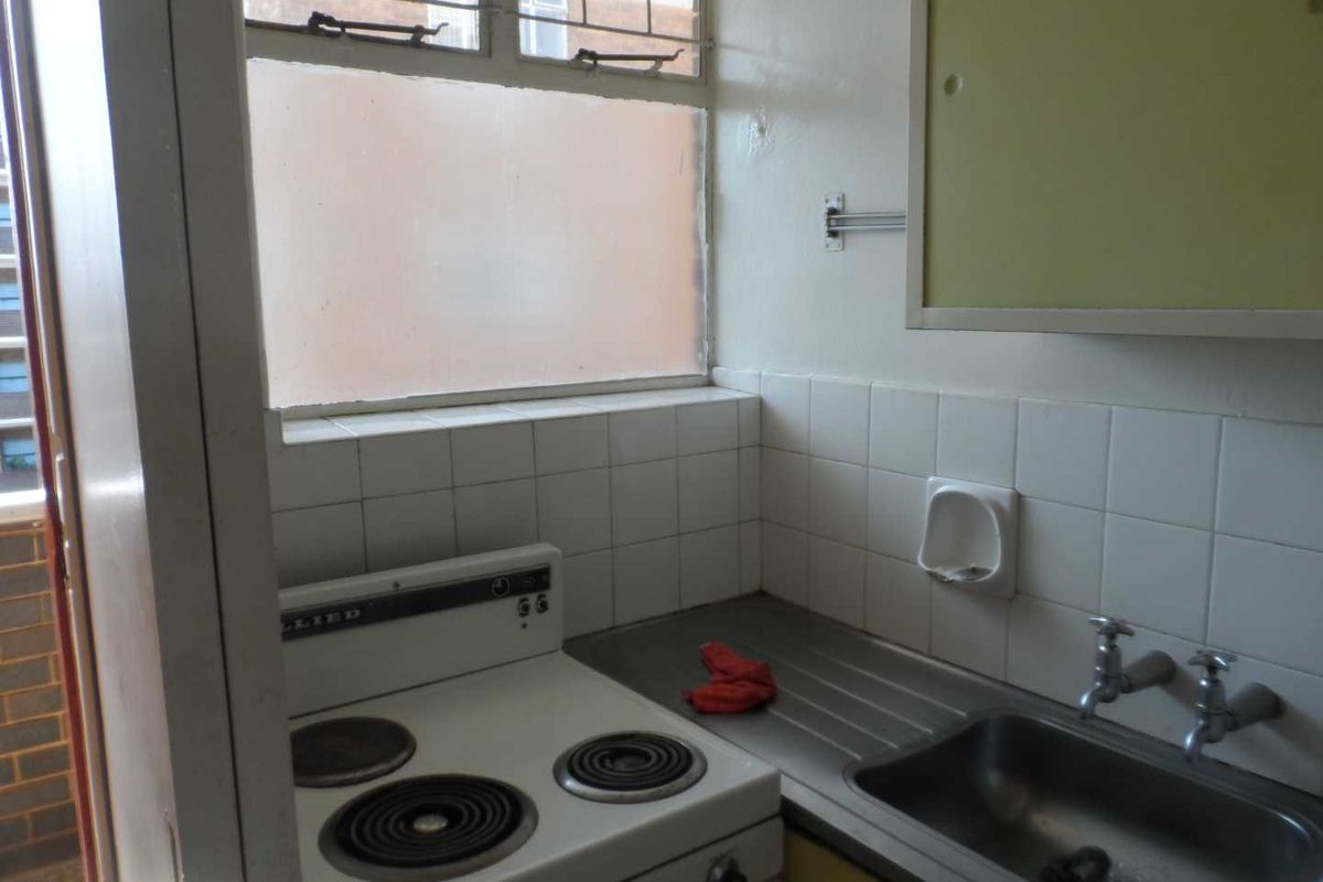 BACHELOR FLAT TO RENT IN ARCADIA - Photo 4