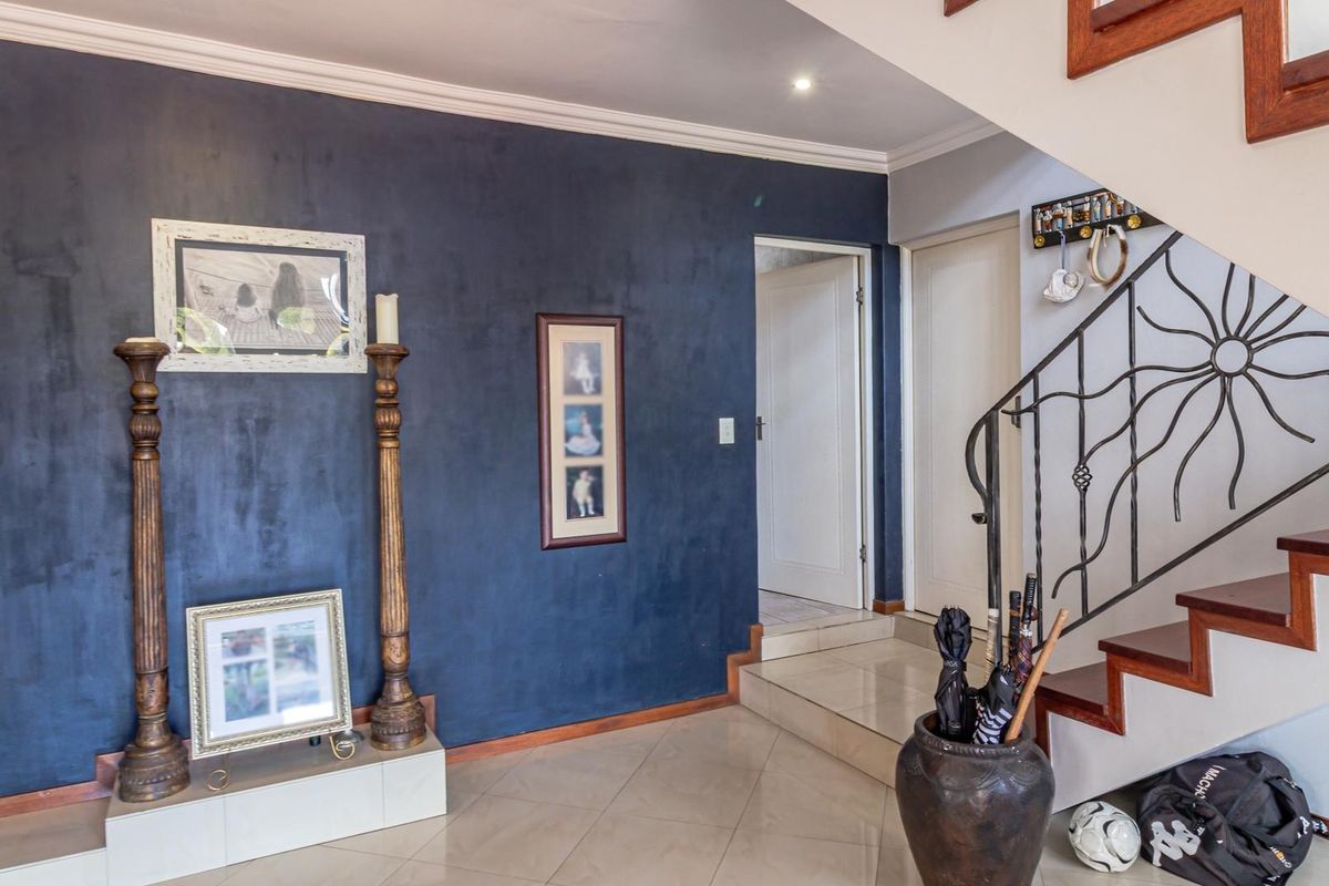 Spacious Five‐Bedroom Residence Offering Ample Family Living and Perfect for Entertainment - Photo 3