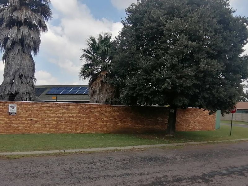 This home with modern kitchen & bathrooms has a lot to offer! - Photo 4