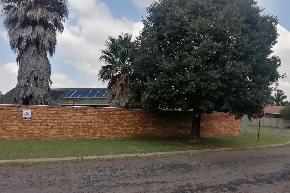 This home with modern kitchen & bathrooms has a lot to offer! - Photo 4