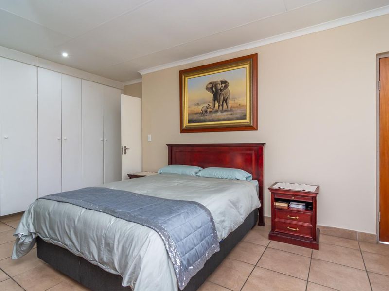 Your Perfect 4-bedroom Family Home in a Secure Complex in Ruimsig Noord - Photo 4