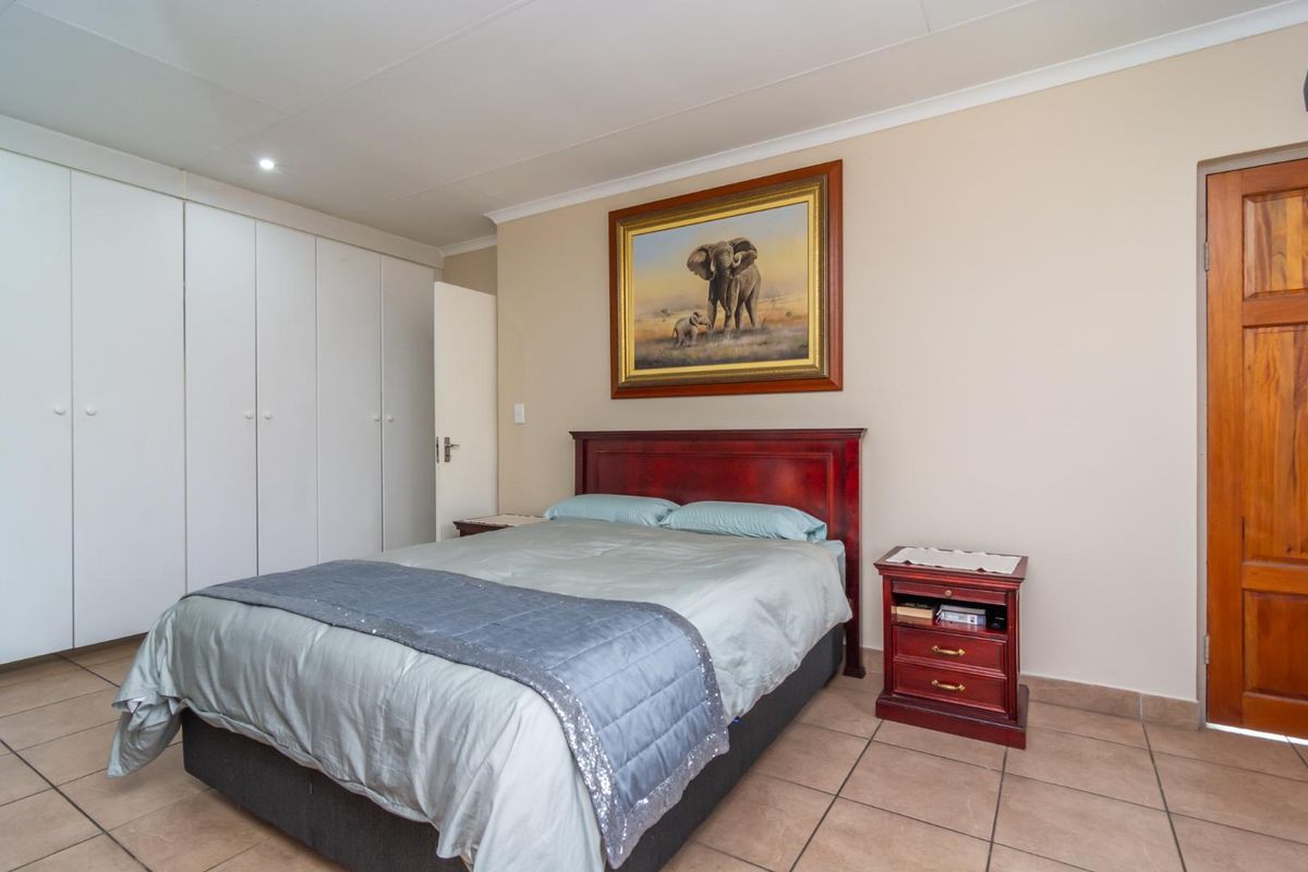 Your Perfect 4-bedroom Family Home in a Secure Complex in Ruimsig Noord - Photo 4