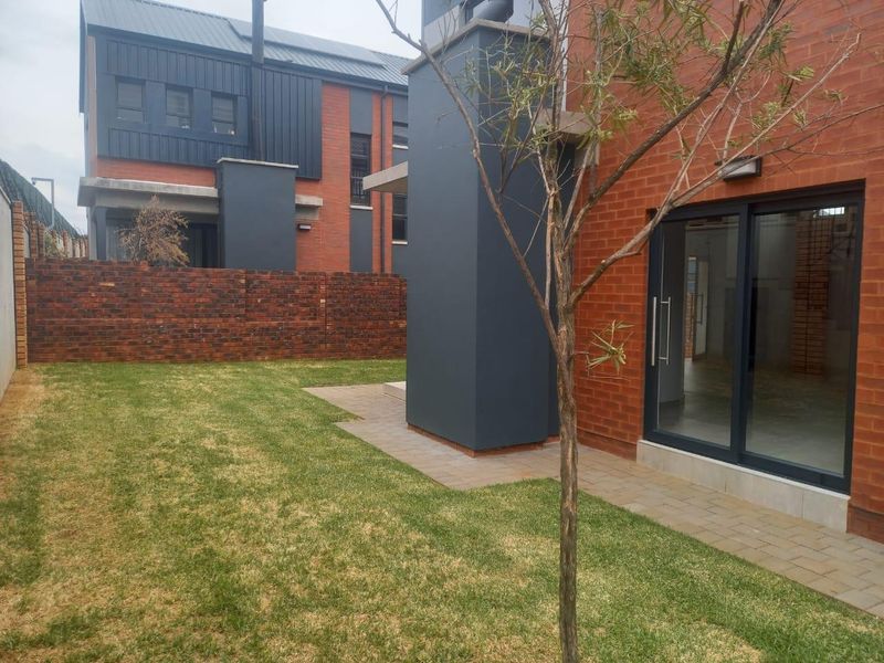 Beautiful 3 Bedroom Cluster in Northriding - Photo 3