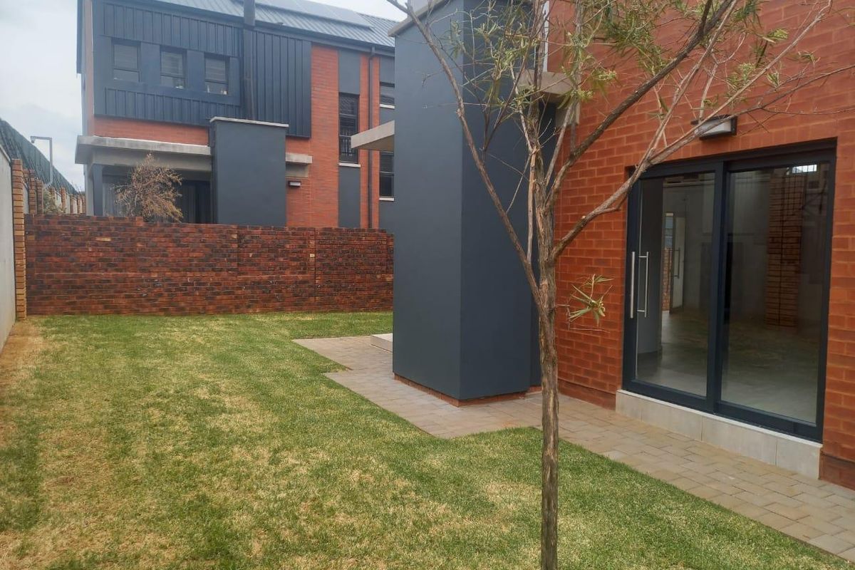 Beautiful 3 Bedroom Cluster in Northriding - Photo 3