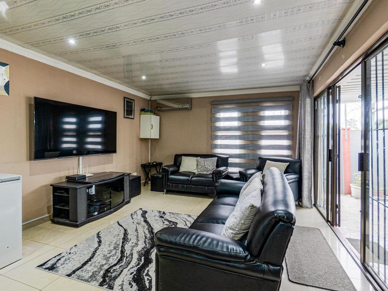 Modern pet friendly simplex - Photo 6