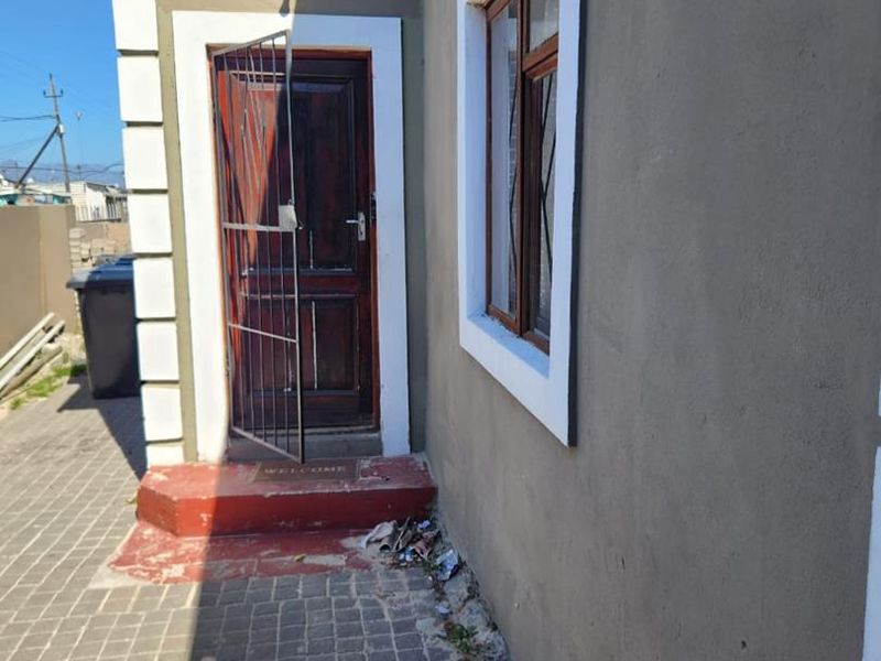 Charming Three-Bedroom Home for Sale in Site C, Khayelitsha - Photo 5