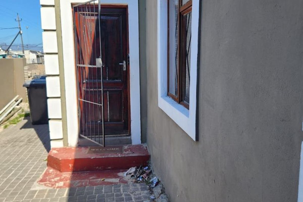 Charming Three-Bedroom Home for Sale in Site C, Khayelitsha - Photo 5