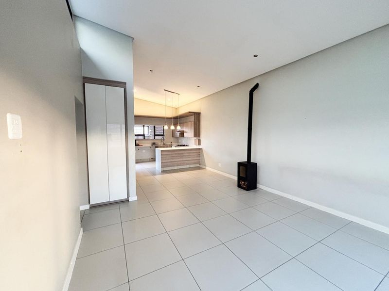 Modern, Light-Filled 2 Bedroom Apartment with Private Terrace – Farrarmere - Photo 4