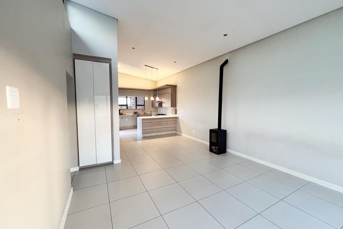 Modern, Light-Filled 2 Bedroom Apartment with Private Terrace – Farrarmere - Photo 4