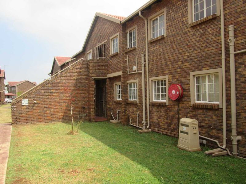 VERY NEAT AND CLEAN BEAUTIFUL ONE BEDROOM TOWN HOUSE FOR SALE IN CENTURION BARGAIN - Photo 4
