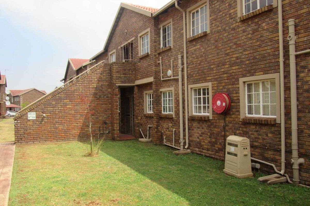 VERY NEAT AND CLEAN BEAUTIFUL ONE BEDROOM TOWN HOUSE FOR SALE IN CENTURION BARGAIN - Photo 4
