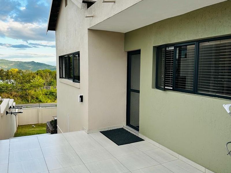 Modern, Move- In Ready Home with Striking Steet Appeal - Photo 5