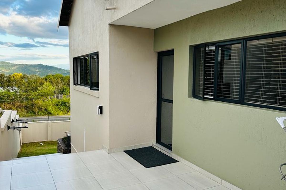 Modern, Move- In Ready Home with Striking Steet Appeal - Photo 5