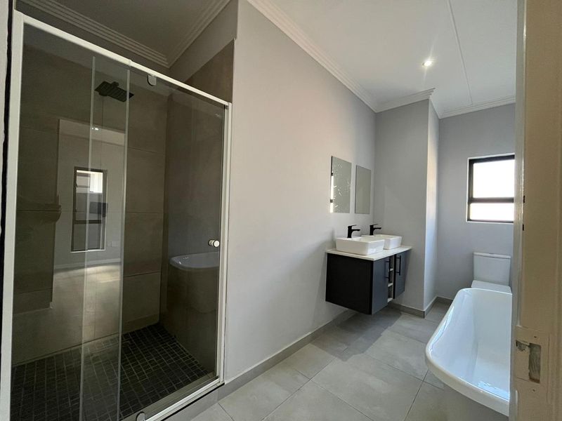 A MODERN APARTMENT IN BRYANSTON AWAITS YOU. - Photo 6
