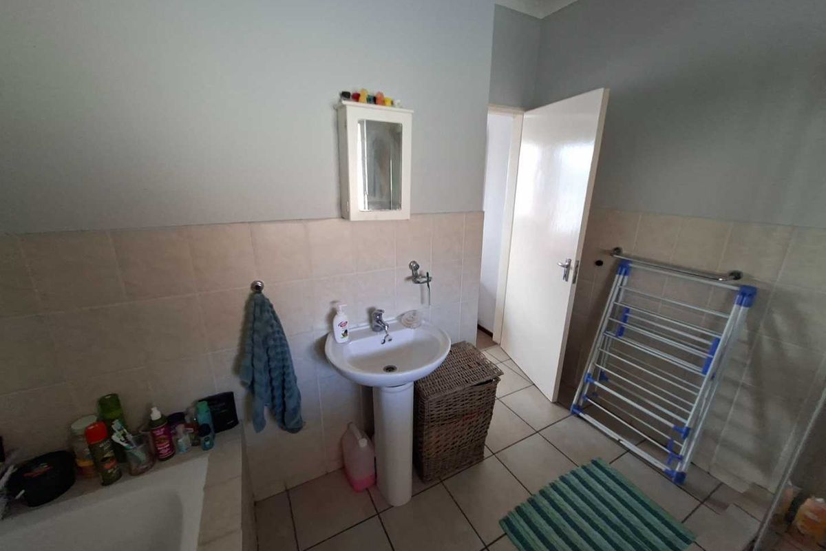 CONTEMPORY LIVING AT ITS BEST - Photo 5