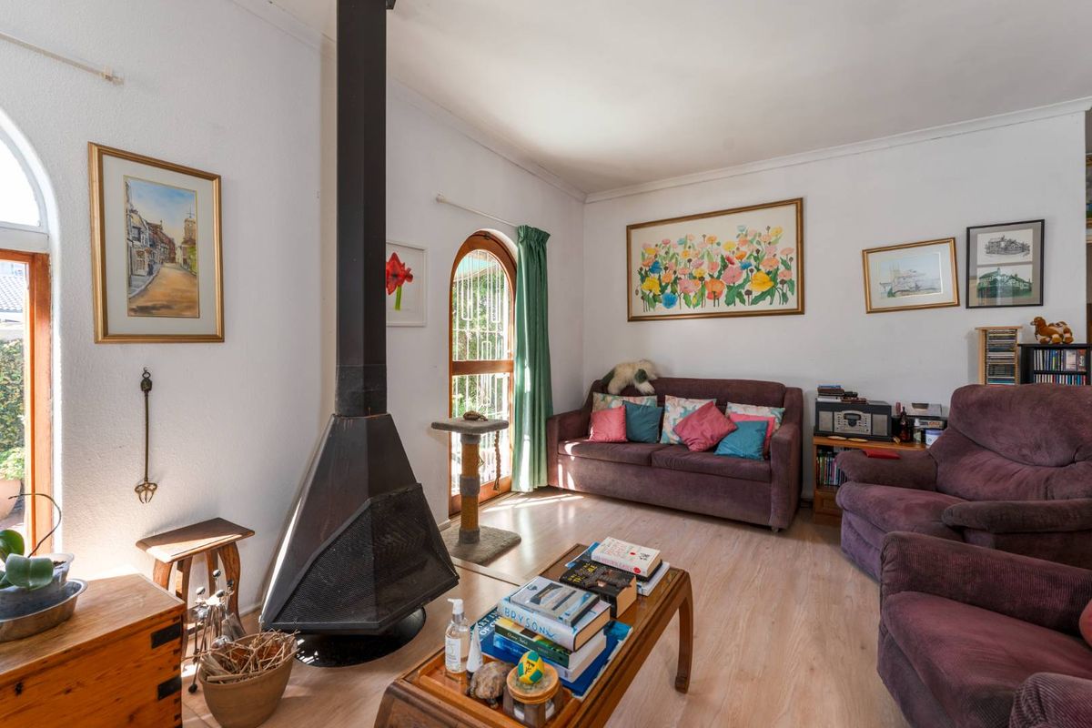 Charming 3-Bedroom Family Home with Pool & Excellent Security – Prime Location - Photo 4
