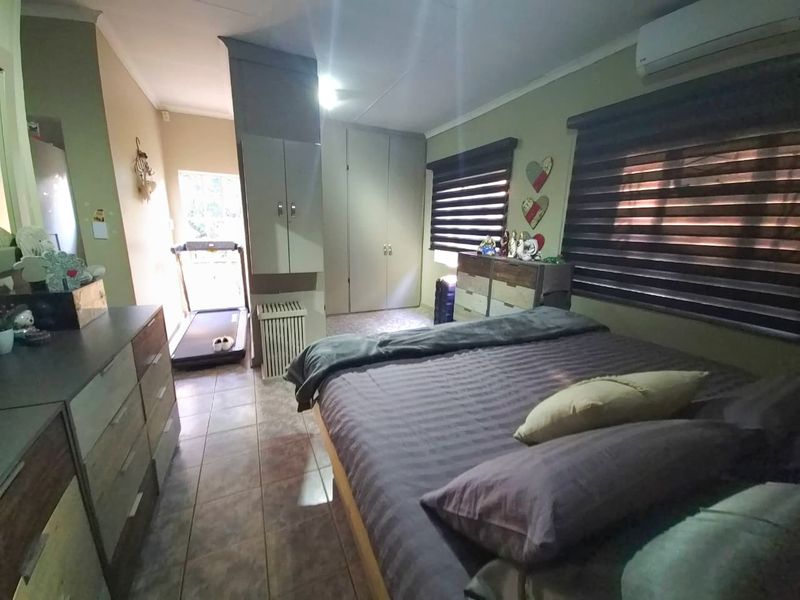 Spacious 4 Bedroom Family Home with Flatlet on a Prime Corner Stand in Rietondale - Photo 10